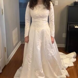 Elegant White Long Sleeve Wedding Dress